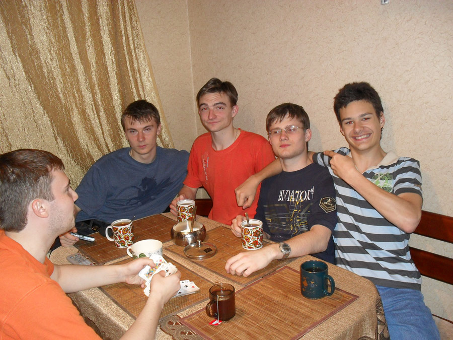 Чай и карты за столом