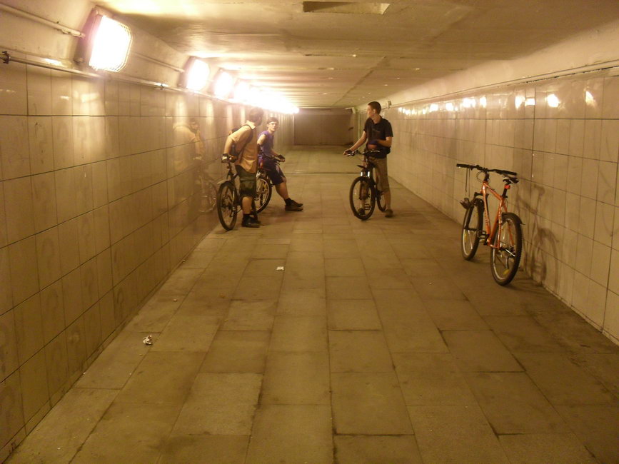 Велосипедисты в подземном переходе